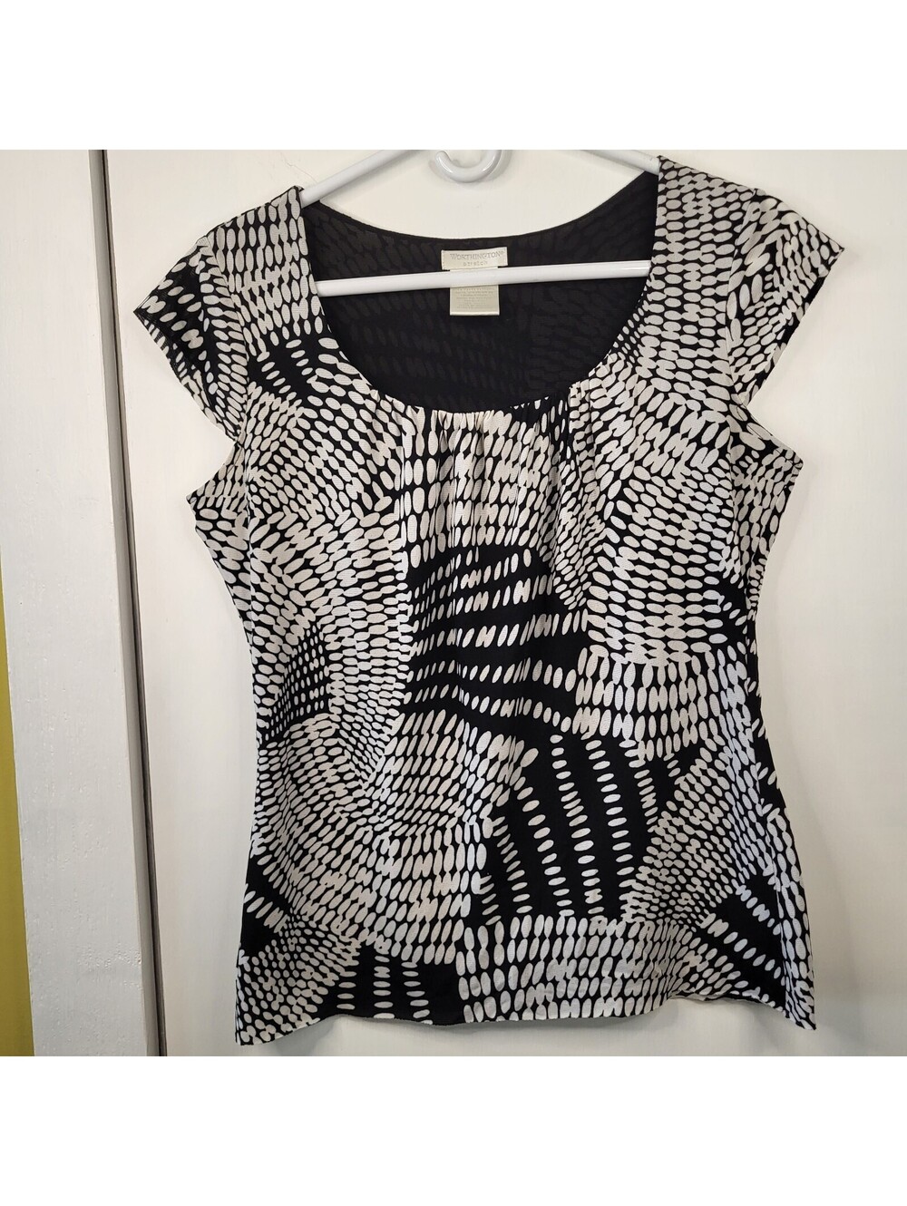 Worthington black and white abstract print cap sleeves and a stretch lining Med